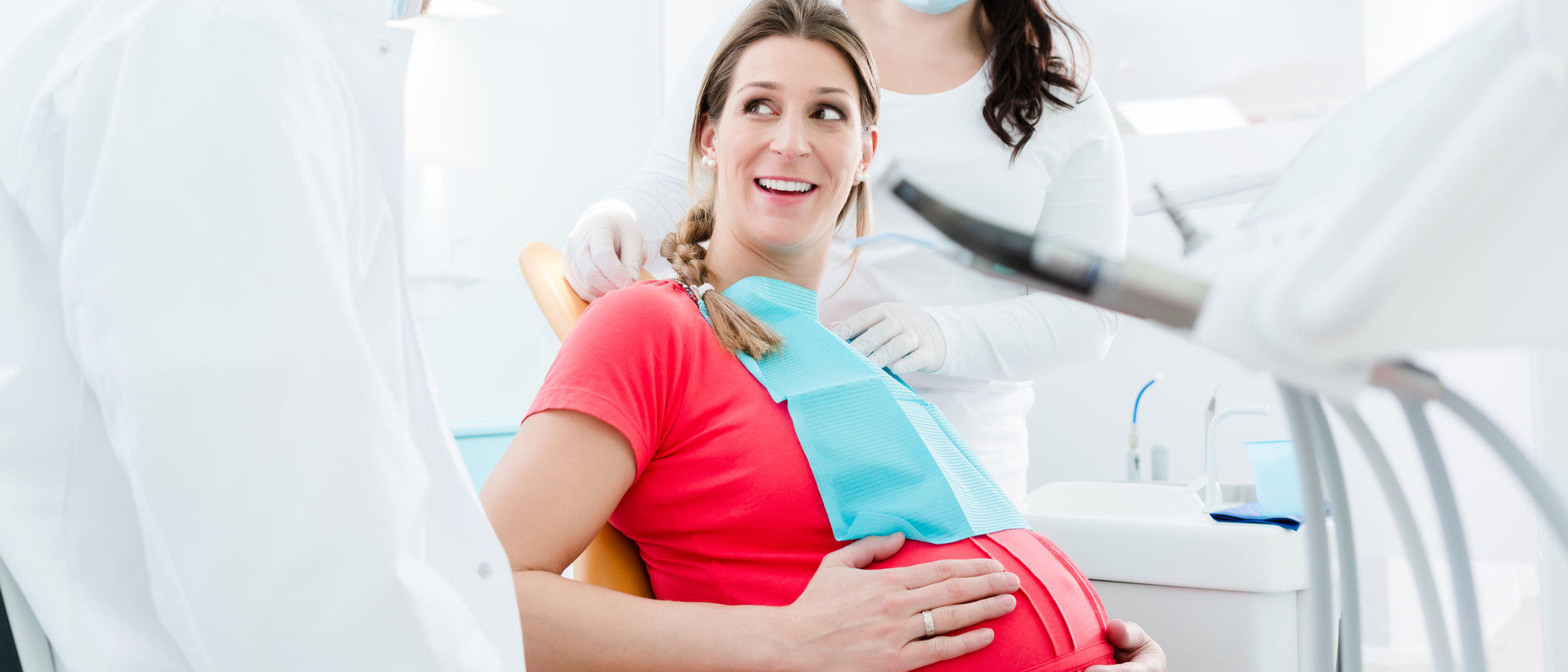 Беременная женщина на приеме у стоматолога