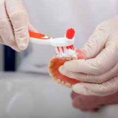 Правильный уход за зубным протезом