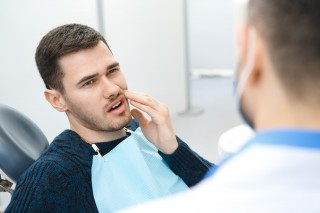 Фото пациента с ушибом зуба у врача-стоматолога