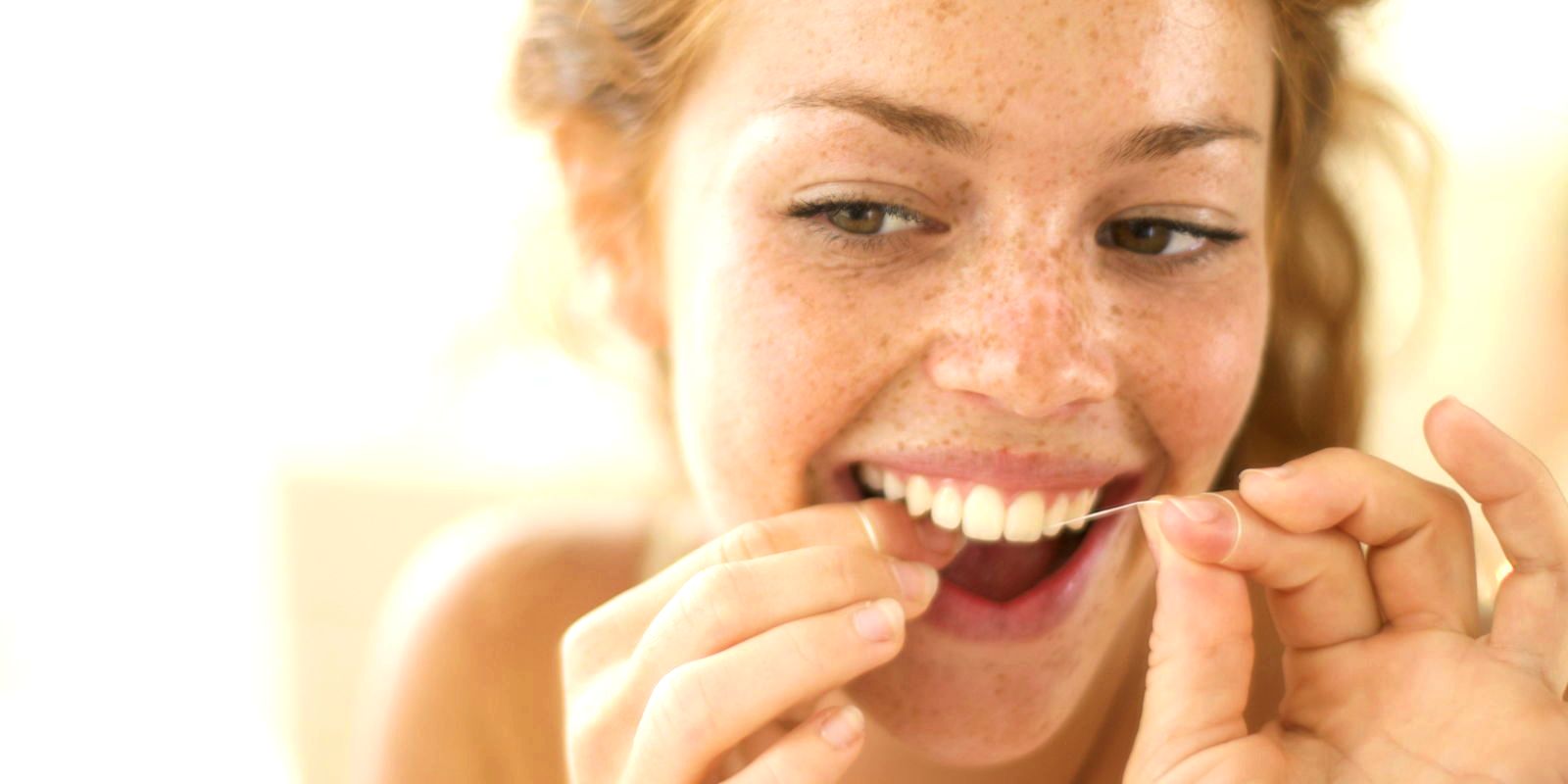 Фото девушка чистит зубы зубной нитью
