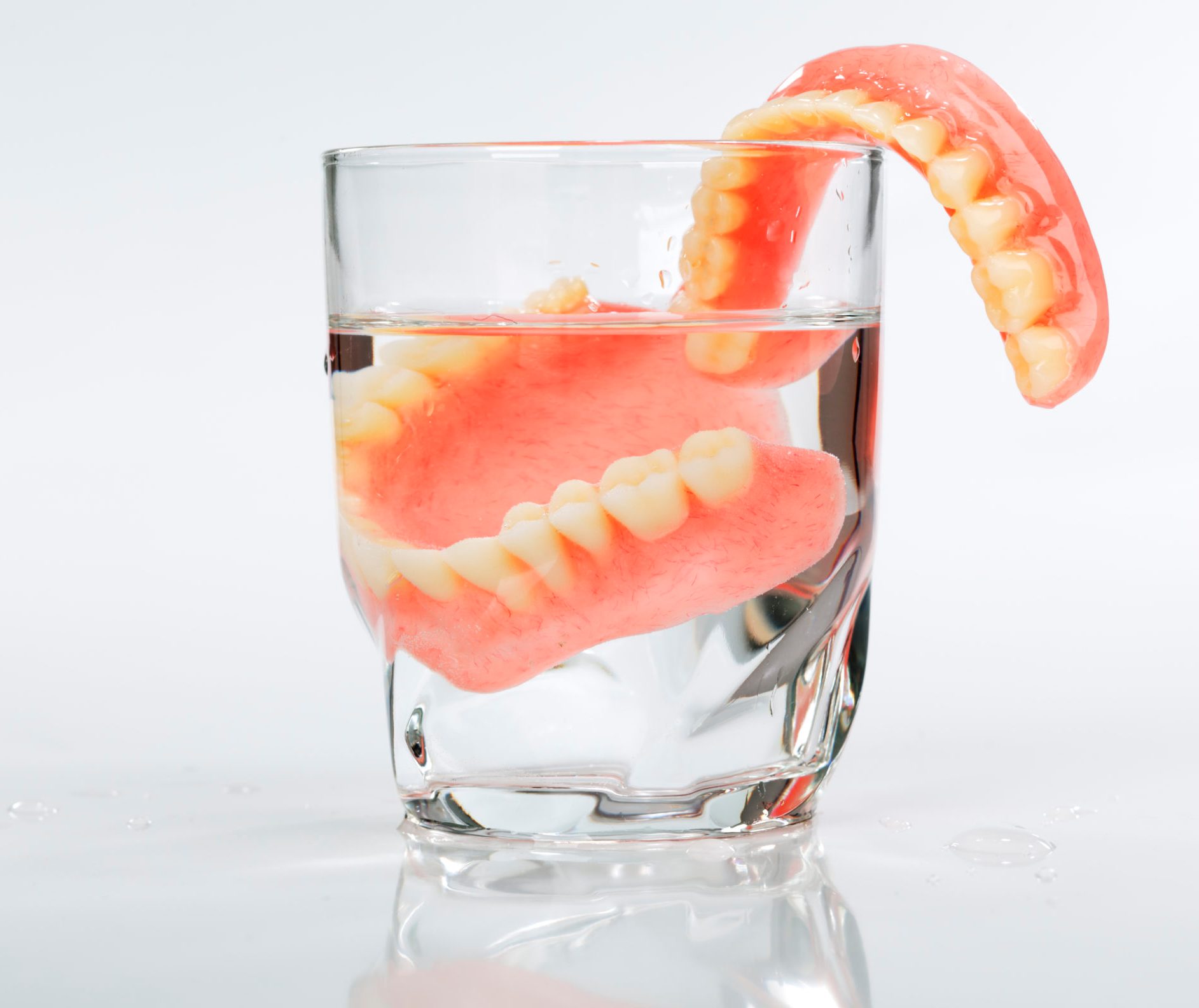 Фото съемная зубная челюсть в стакане