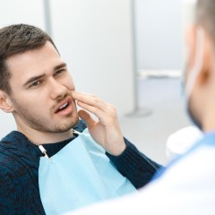 Фото пациента с ушибом зуба у врача-стоматолога