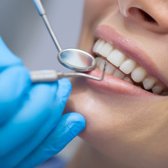 Фото пациента на консультации у стоматолога
