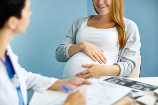 Беременная женщина на консультации у стоматолога