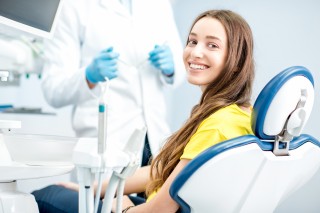 Пациент на консультации перед имплантацией зубов
