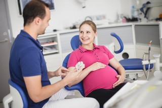 Беременная девушка на приеме у стоматолога-хирурга