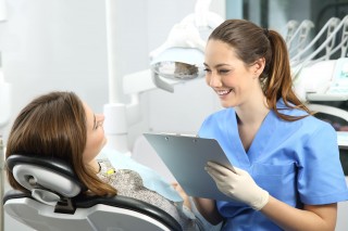Стоматолог проводит диагностику
