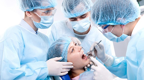 Стоматологи-хирурги проводят операцию