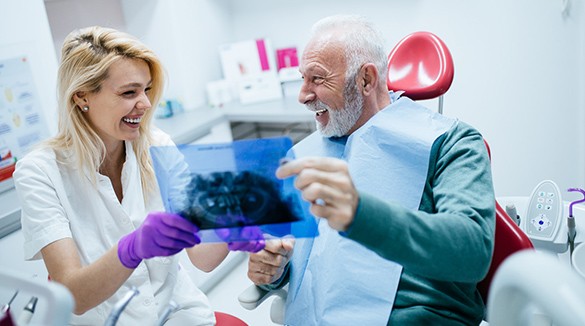 Пациент на приеме у врача стоматолога-имплантолога