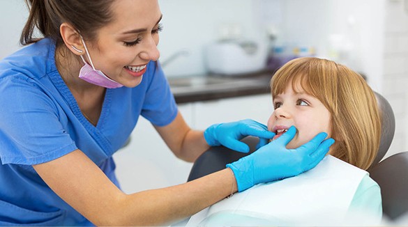 Фото врач осматривает зубы ребенка