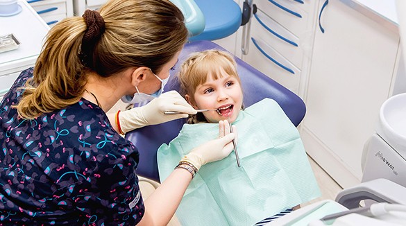 Ребенок на приеме у врача стоматолога-терапевта